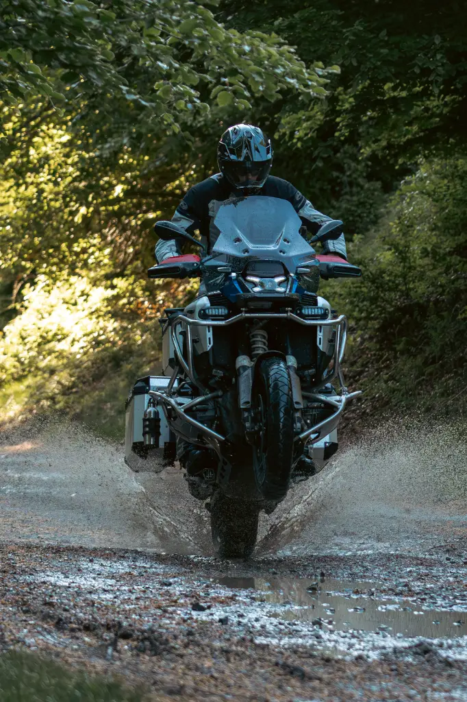 bmw-r1300gsadventure-25_obkanodised_93_TNH5146OX_2128x1600 (1).webp