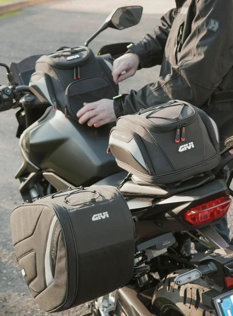 EASY10-11_side-bags_ambient_009_givi_honda-cb750hornet750-25_2128x1600.webp