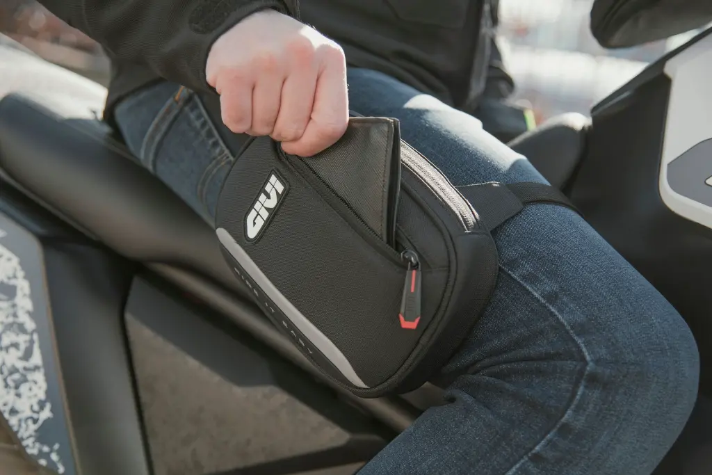 EASY09S_leg-bag_ambient_011_givi_voge-valico800rally-25_2128x1600.webp