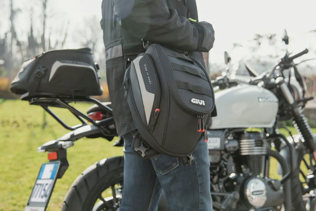 EASY04_tank-bag_ambient_001_givi_honda-gb350s-25_2128x1600.webp